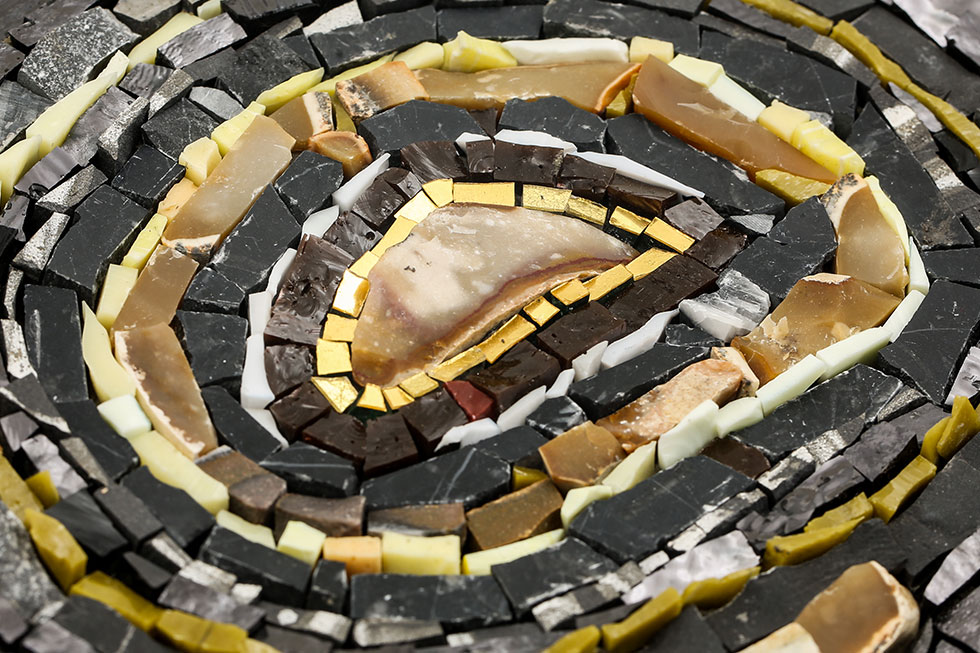 détail d'une mosaïque inspirée d'une coupe de pierre semi-précieuse