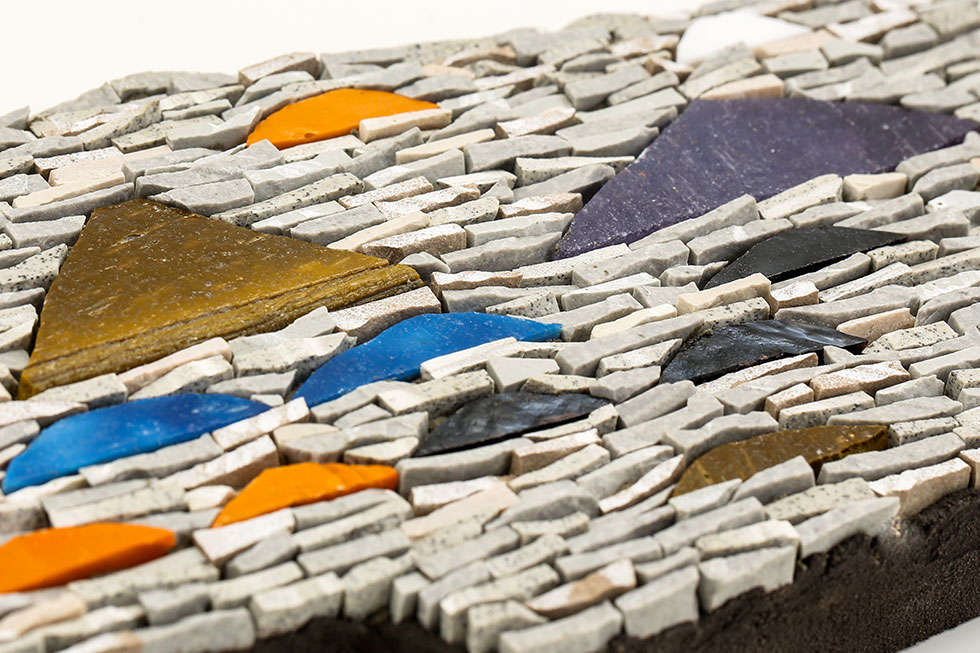 Paysage en miniature à partir de tesselles en grès-cérame et en pâtes de verre, détail d'une vue rasante