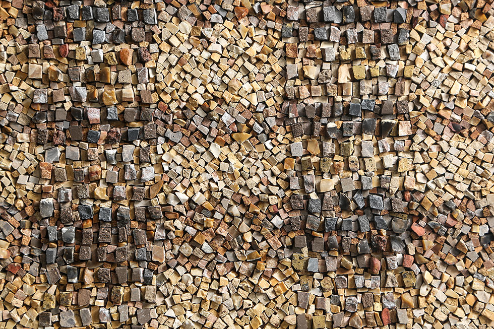 détail de Caïman, la mosaïque est réalisée en tesselles mélangées de tuiles anciennes et de marbre