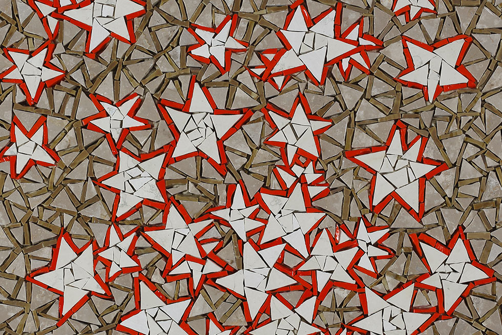 vue rapprochée de la crédence en mosaïque, motif d'étoiles oranges