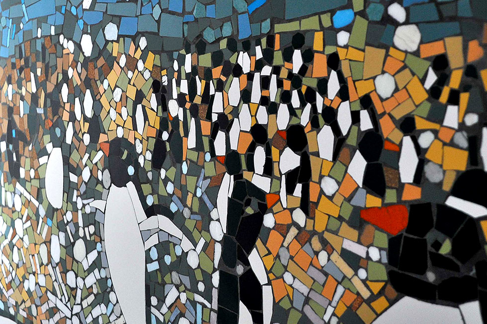 vue rapprochée de la mosaïque, motifs de manchots sur la banquise d'après Brian Wildsmith