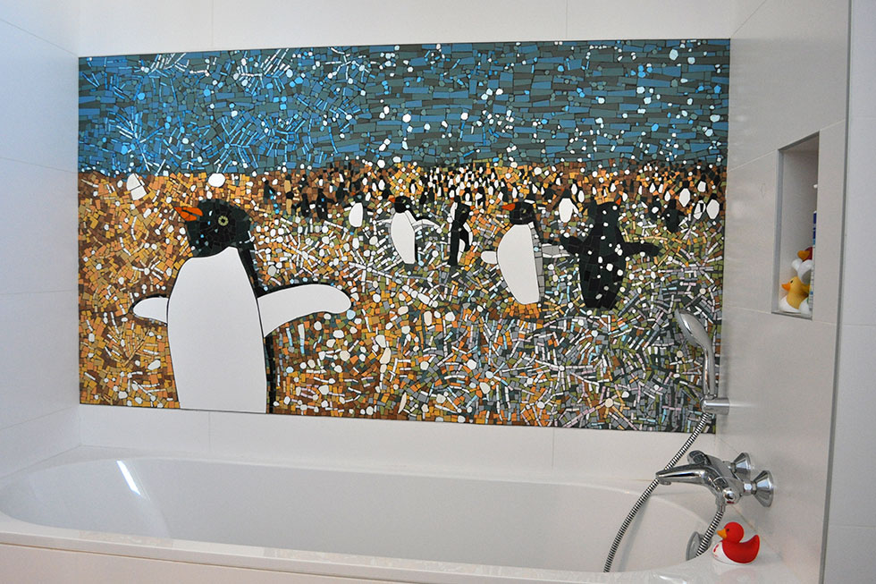 Crédence de salle de bain en mosaïque de grès colorés, pour salle de bain d'enfant.