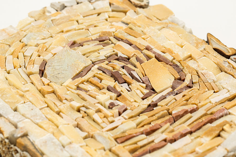 Interprétation en mosaïque d’une pierre semi-précieuse en marbre jaune de Sienne, détail d'une vue rasante