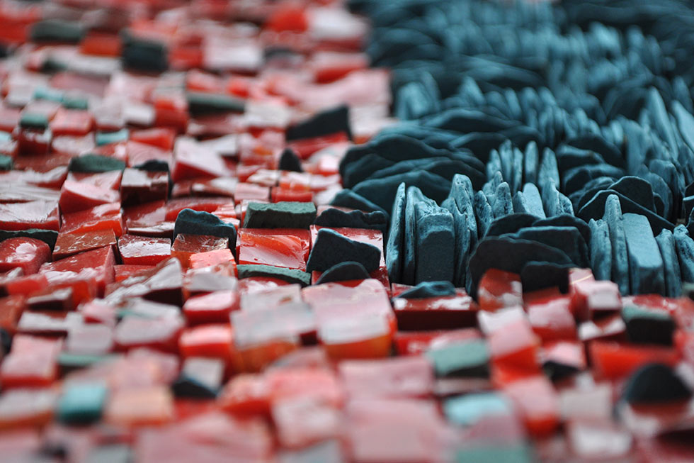 tesselles en pâte de verre rouge profond et écailles d'ardoises