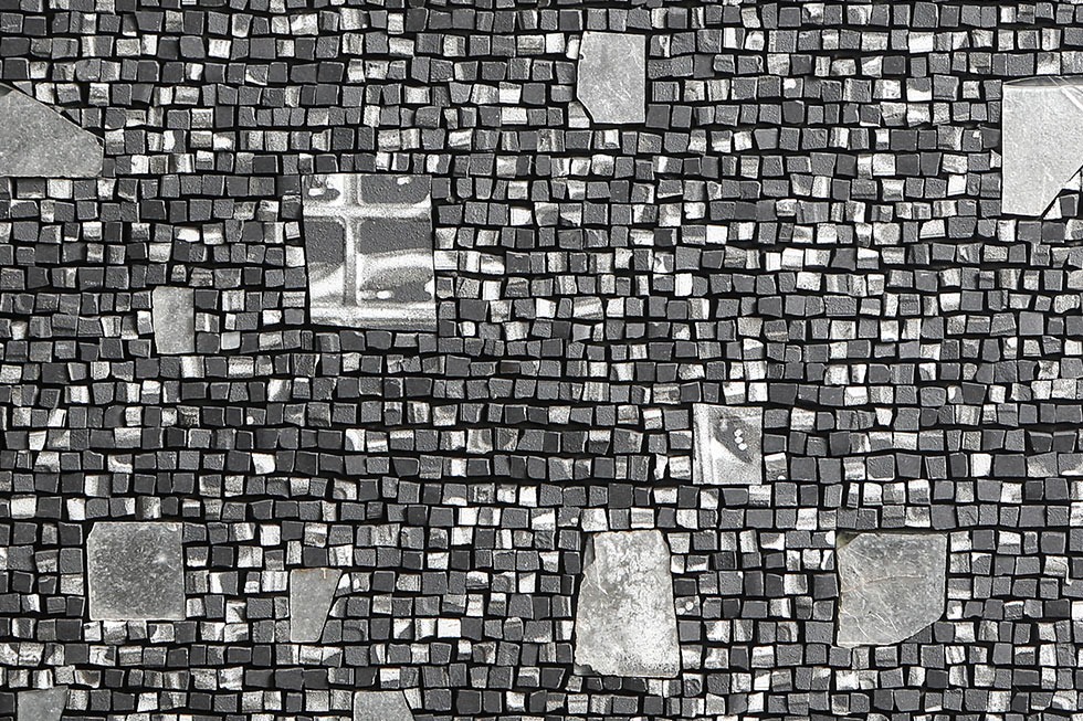 pixels en tesselles de grès-cérame et trace de kaolin, grande tesselles en or blanc