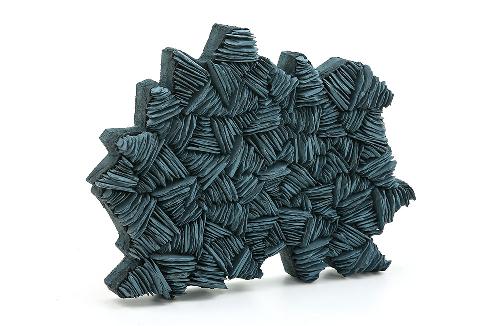 Mosaïque en ardoise, mono-matière et minimaliste.
