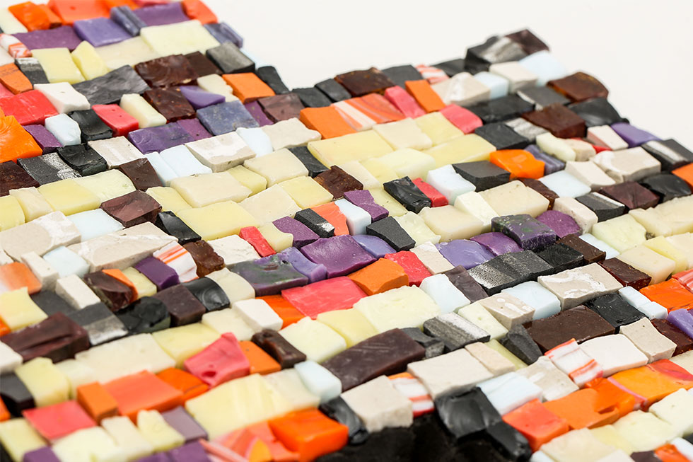 Interprétation d’un tissu africain en mosaïque de verre, atelier emaaa, détail en vue rasante de la surface
