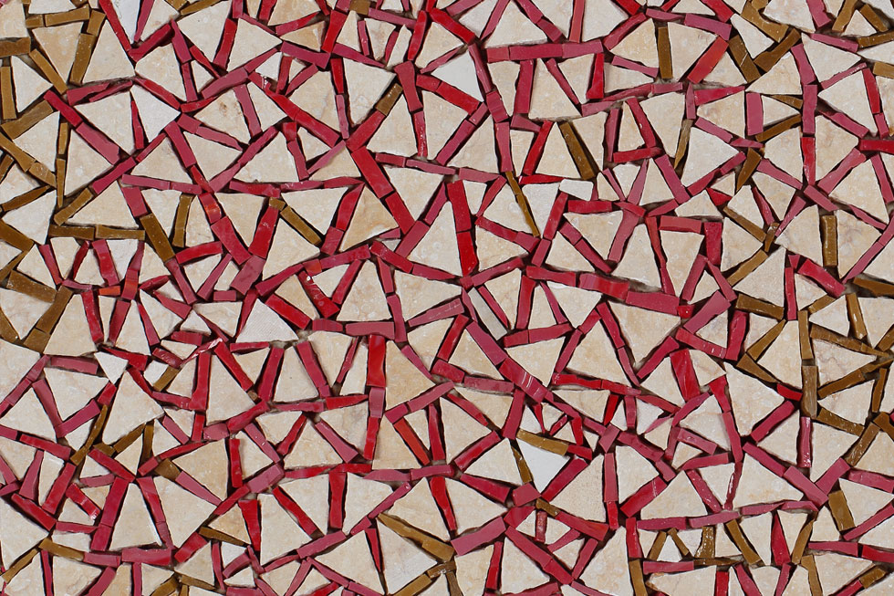 vue rapprochée de la texture en marbre et émaux roses et bruns