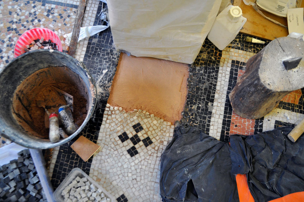 le lit de pose de la mosaïque : mortier de chaux et poudre de brique