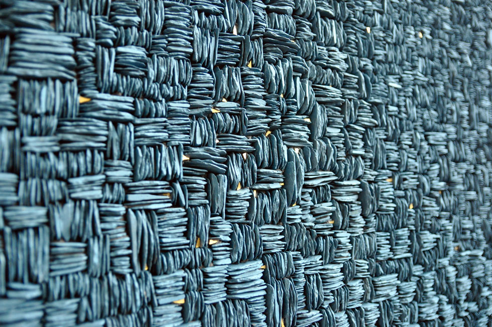 mosaïque en paillettes d'ardoise bleue et une pointe d'or