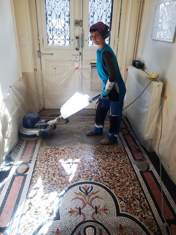 nettoyage de la mosaique à la monobrosse