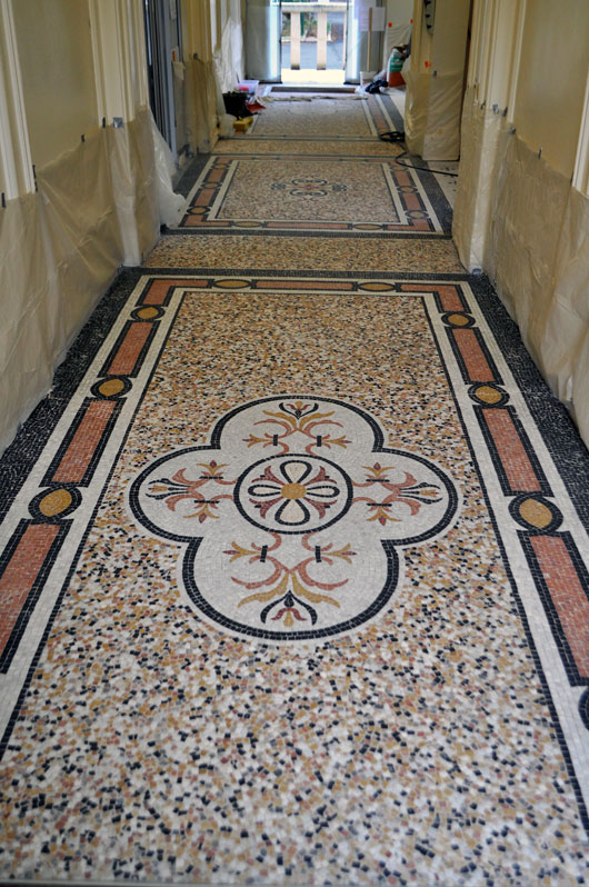 sol de la mairie de reugny en mosaïque