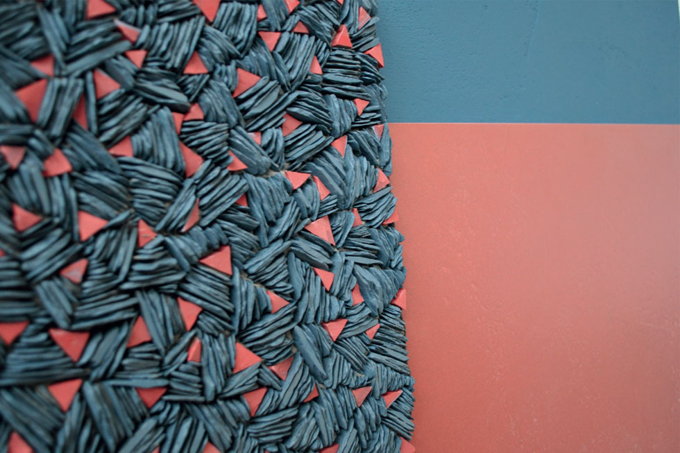 détail de la mosaïque harmonisée avec le revêtement de sol et la peinture