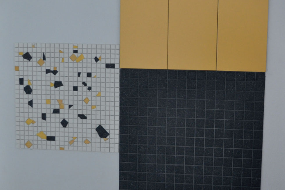 échantillons de mosaïque industrielle recomposée avec des émaux colorés