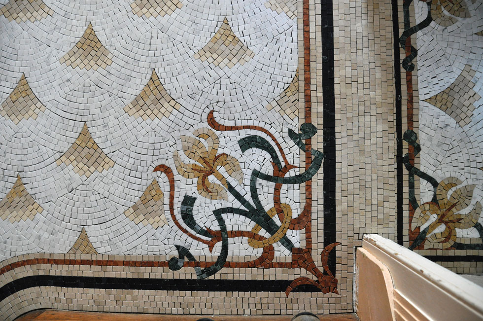 décor d'iris en marbre vert, rouge vérone, et jaune mori, fond carrare