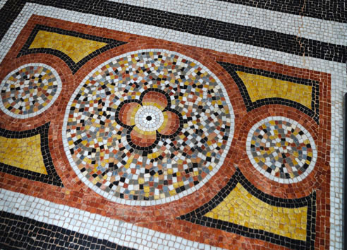 détail du sol d'entrée en mosaïque rue des Arènes au Mans 